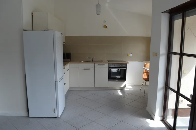 Möbliertes 1 Zimmer-Apartment im Erdgeschoß, mit großem Garten — photo 1